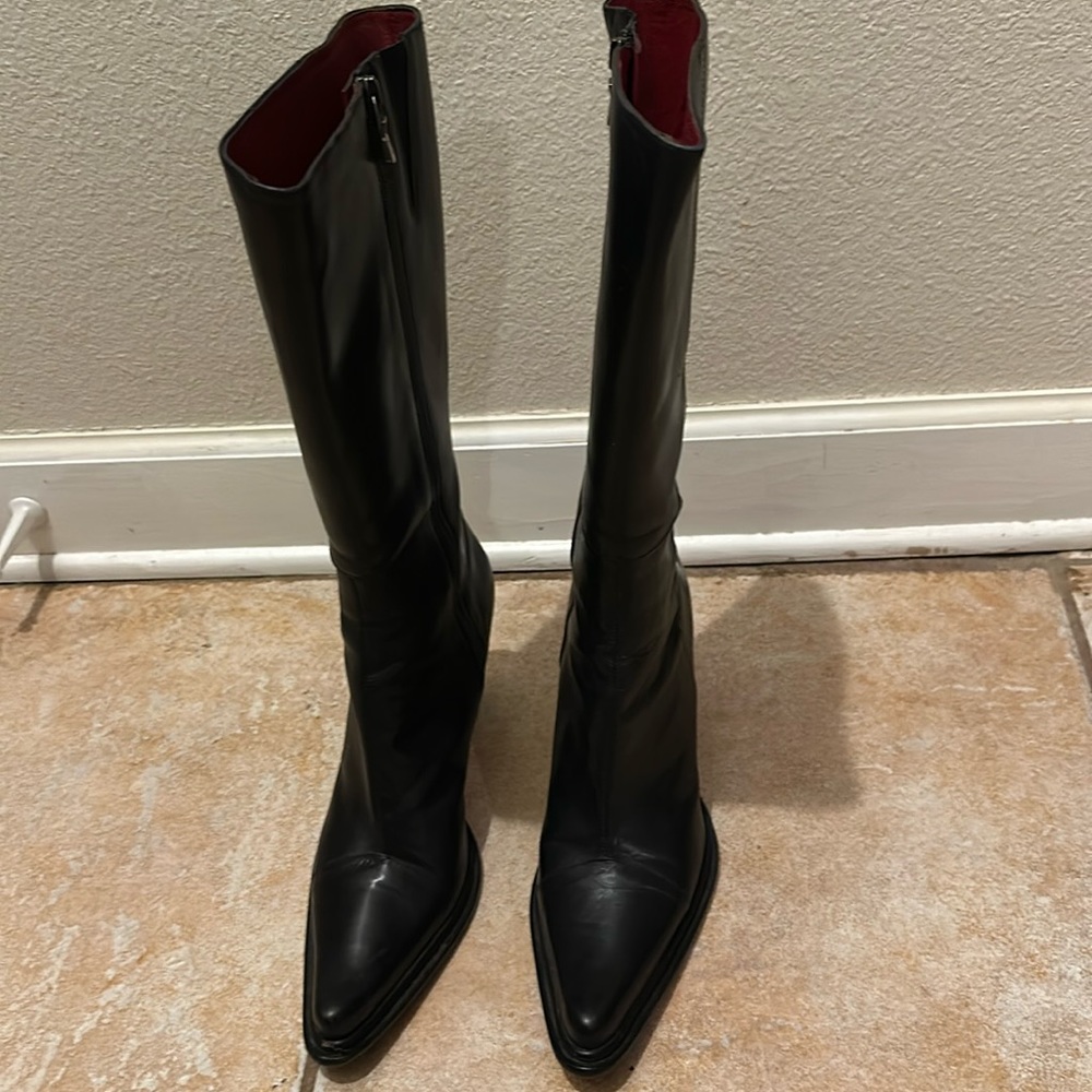 Nice black boots to wear anytime!